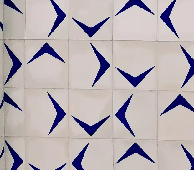 Ladrilho artesanal azul e branco na parede da fachada