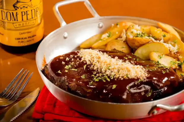 Costelinha barbecue servida na panela