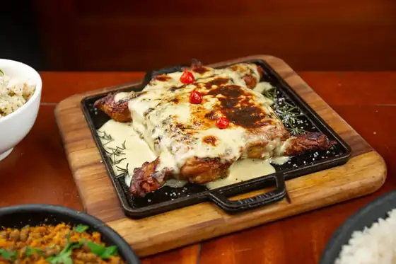 Galeto desossado com creme de queijo coalho