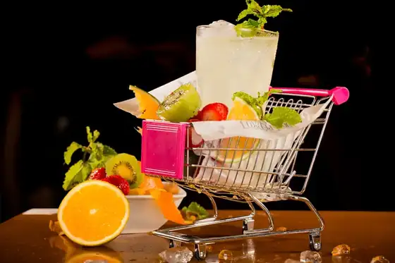 Drink Quitandinha, servido em um carrinho de feira com frutas